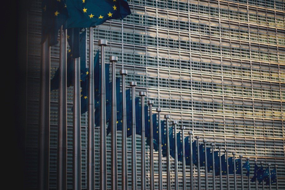 EU Flaggen vor Gebäude