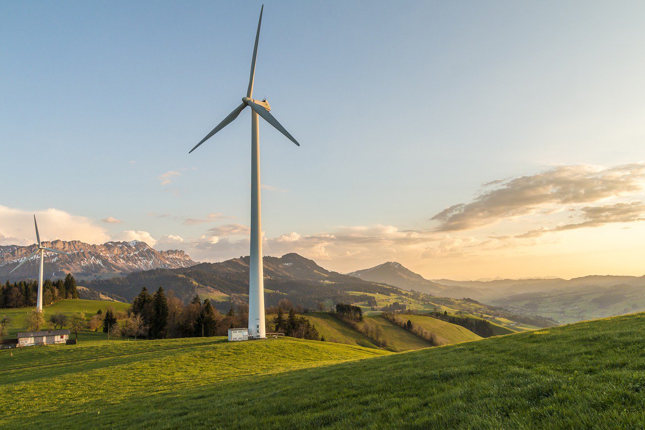 wind-turbine-(C)-pfuederi-pixabay.jpg